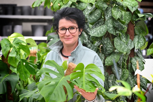 Vorschau Bild von bellaflora Pflanzenexpertin Bettina gibt Tipps, worauf es bei den
Wintersalaten im Garten, Hochbeet oder Topf ankommt.