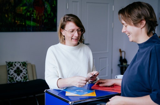 Ein effizientes Meeting mit den richtigen Gesprächspartnern zu definierten Themen mit klaren Ergebnissen – das ist ein Energieboost im Arbeitsalltag. Im Bild: Kommhaus-Geschäftsführerinnen Maria Höpler-Schoiswohl (l.) und Anna Jogna (r.) beim Energietanken im Office. (Personen: Kommhaus-Geschäftsführerinnen Maria Höpler-Schoiswohl (l.) und Anna Jogna (r.); Fotograf: georgfiedler.com; Bildrechte: Kommhaus)
