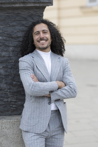 Autor und Poetry-Slammer Omar Khir Alanam, Verfasser von „Frieden ist unsere Superkraft". Bildcredit: Minitta Kandlbauer (Fotograf: Minitta Kandlbauer; Bildrechte: Minitta Kandlbauer)