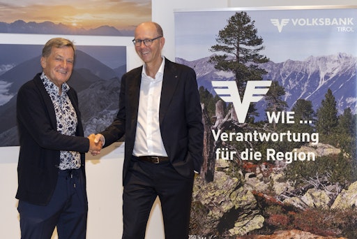 Freuen sich über die Kooperation zur Jugendförderung: v.l. Dr.
Josef Geisler (Präsident des Tiroler Fußballverbands) und Mag.
Martin Holzer (Vorstandsvorsitzender der Volksbank Tirol AG)