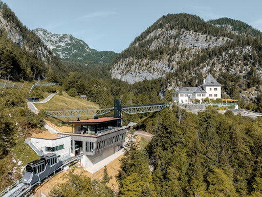 Neue Bergstation mit Aussichtsterrasse der Salzbergbahn Hallstatt
mit historischer Wehranlage "Rudolfsturm". Die neue Salzbergbahn
fährt gerade in die Station ein. Im Hintergrund das prähistorische
Gräberfeld