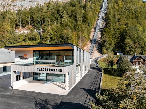 Vorschau Bild von Die neue Talstation der Salzbergbahn Hallstatt. Im Hintergrund
ist die Trasse der Salzbergbahn zu erkennen.