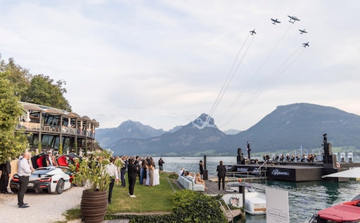 Vorschau Bild von Weltrekordhalter Dario Costa, der kürzlich als weltweit Erster
mit seiner Edge 540 auf einem fahrenden Zug landete, wird ebenfalls
zu sehen sein, wie The Flying Bulls mit ihren historischen
Luftfahrzeugen wie die B-25 oder die Mustang. Peter Salzmann wagt
einen Skydive mit einem Wingsuit-Foil. Das Bundesheer präsentiert
seinen neuen Leonardo AW169M, die Flugpolizei demonstriert zusammen
mit der COBRA moderne Rettungseinsätze.