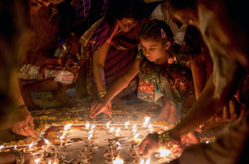 Vorschau Bild von Ein Mädchen zündet während des Maha-Shivaratri-Festes in
Varanasi, Indien, eine Öllampe an. // Weiterer Text über ots und
www.presseportal.de/nr/9021 / Die Verwendung dieses Bildes für
redaktionelle Zwecke ist unter Beachtung aller mitgeteilten
Nutzungsbedingungen zulässig und dann auch honorarfrei.
Veröffentlichung ausschließlich mit Bildrechte-Hinweis.