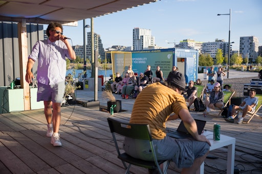 Auch nach dem Sommer bleibt das DOCK Seestadt Bühne am See, im
September mit Open-Air-Kino, Open Mic und Theater für junges
Publikum. Im Bild: Damion Lee.