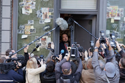 Vorschau Bild von Großes Kino, freier Eintritt: „Der Held vom Bahnhof
Friedrichstraße", der letzte Film von Wolfgang Becker, läuft am 5.
September beim Open-Air-Kino am DOCK Seestadt.