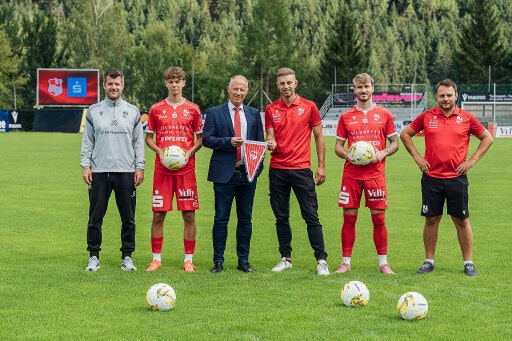 Gemeinsam in die Zukunft (v.l.): Kampfmannschafts-Trainer Jens Scheuer, Nachwuchstalent Matteo Mair, Sparkassen-Vorstand Mario Kometer, SC Imst-Obmann Manuel Westreicher, Spieler Thomas Kofler und SC Imst-Vorstand Christopher Staggl. (Fotograf: Mathias Brabetz; Bildrechte: Sparkasse Imst)