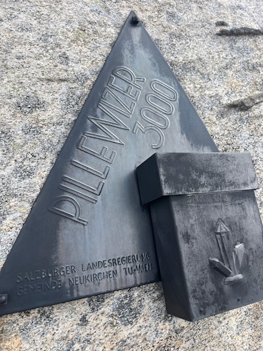 Das Gipfelschild am "Pillewizer" wurde auf Initiative des
Alpenverein Salzburg entfernt. Die Erhebung ist nun, wie bereits vor
1988, namenlos.