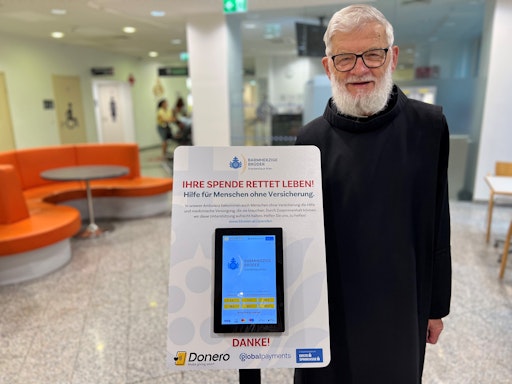 Frater Edmund präsentiert stolz den neuen Spendenterminal.