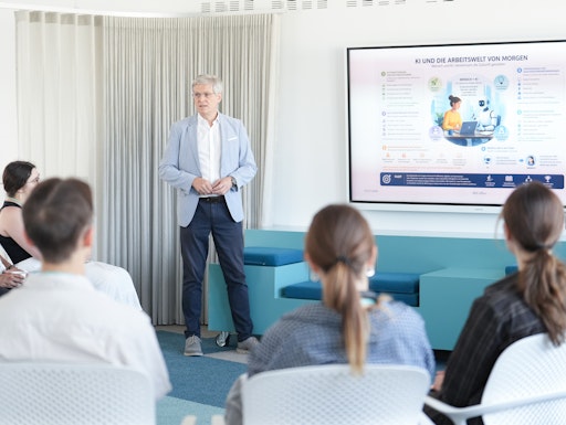 Vorschau Bild von Günter Stessl, Abteilungsleiter Artificial Intelligence spricht
mit Teilnehmer:innen der BRZ Summer School