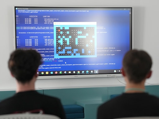 Teilnehmer:innen der BRZ Summer School programmieren bekannte
Videospiele und nutzen dabei KI-Agenten