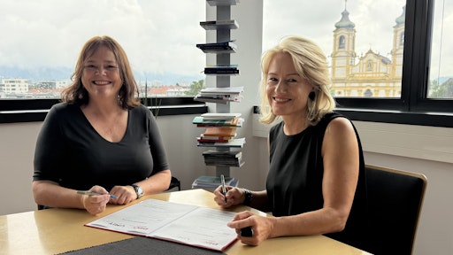 Die Rektorin der Pädagogischen Hochschule Tirol Regine Mathies
(rechts) und die Rektorin der Privatuniversität UMIT Tirol Margit
Raich (links) bei der Unterzeichnung des Kooperationsvertrags.
