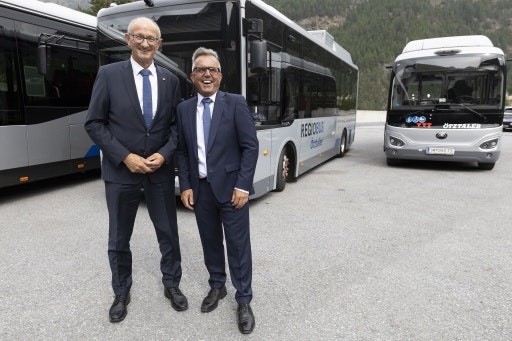 Landeshauptmann Anton Mattle (l.) gratulierte Franz Sailer (Geschäftsführer von Ötztaler) zu 100 Jahren Mobilität im längsten Tiroler Seitental. Diesen Zeitraum hat das heute größte Busunternehmen Westtirols maßgeblich mitgeprägt. (Fotograf: Agentur Polak; Bildrechte: Ötztaler)