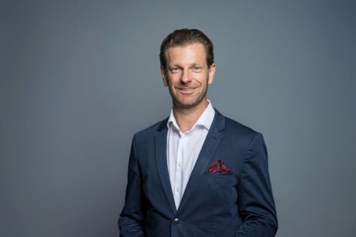 Offizielles Presse- und Business-Portrait von Tobias Wiener.
Einsetzbar für Berichterstattung, Unternehmensauftritte,
Gastbeiträge, Konferenzen und Corporate Publishing.