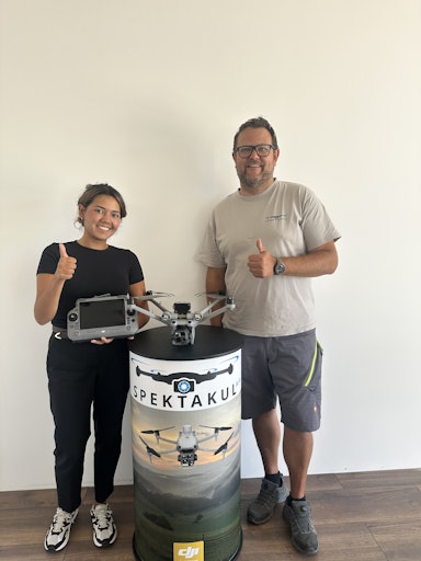 Einblick in das praxisnahe Drohnentraining bei spektakulAIR.at
mit Trainer Alexander Wipplinger. Das Team von one2zero schult die
präzise Befliegung und thermografische Analyse von
Photovoltaikanlagen mittels professioneller DJI Enterprise
Drohnentechnik.