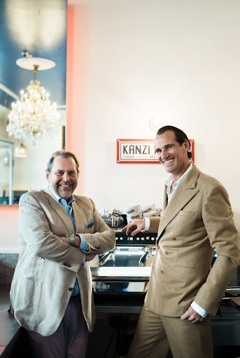 Oliver Kanzi (Inhaber und Geschäftsführer von Kanzi Kaffee,
links) und Thomas Schwabl (Marketagent-Founder)