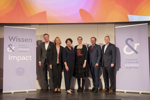 Im Rahmen des Festakts zum 30-jährigen Jubiläum der Hochschule
wurde die neue Corporate Identity Wegbegleiter:innen aus
Hochschulsektor, Wirtschaft und Politik präsentiert.