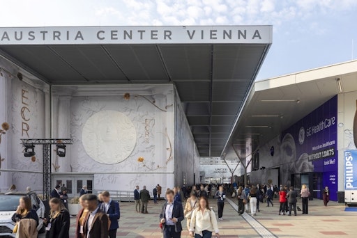 Vorschau Bild von Außenaufnahme des Austria Center Vienna während des ECR 2026
(European Congress of Radiology).