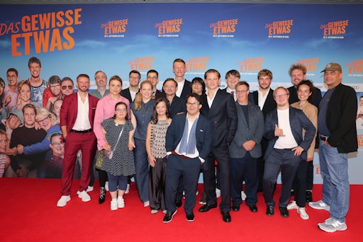 (v.l.) Sven Harjes, Patrick Finger, Mala Emde, Antonia Riet,
Simon Rupp, Jasmin Schwiers, Ferdinand Kuner, Natalie Kim Lehmann,
Florian Lukas, Luca Davidhaimann, Frangiskos Kakoulakis, Linn Bade,
Max von der Groeben, Timon Heinzl, Jan Bobke, Lorenzo Germeno, Paul
Kögler, Johannes Berzl, Raffaela Kraus und Marc Rothemund (Foto: G.
Schober/Getty Images/ PR for Constantin Film) // Weiterer Text über
ots und www.presseportal.de/nr/12946 / Die Verwendung dieses Bildes
für redaktionelle Zwecke ist unter Beachtung aller mitgeteilten
Nutzungsbedingungen zulässig und dann auch honorarfrei.
Veröffentlichung ausschließlich mit Bildrechte-Hinweis.