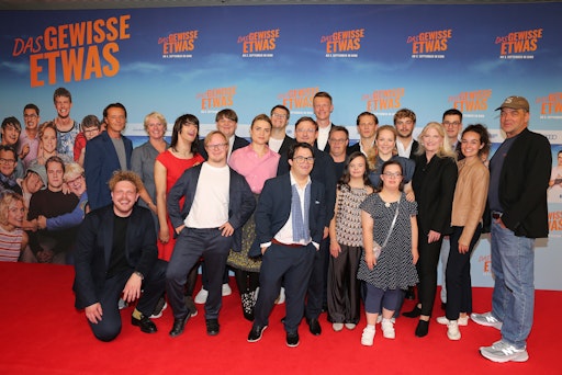 Vorschau Bild von (v.l.) Patrick Zorer, Johannes Berzl, Viola Jäger, Linn Bade,
Paul Kögler, Timon Heinzl, Mala Emde, Simon Rupp, Frangiskos
Kakoulakis, Florian Lukas, Luca Davidhaimann, Jan Bobke, Natalie Kim
Lehmann, Max von der Groeben, Jasmin Schwiers, Antonia Riet, Lorenzo
Germeno, Judith Erber, Ferdinand Kuner, Raffaela Kraus und Marc
Rothemund (Foto: G. Schober/Getty Images/ PR for Constantin Film) //
Weiterer Text über ots und www.presseportal.de/nr/12946 / Die
Verwendung dieses Bildes für redaktionelle Zwecke ist unter
Beachtung aller mitgeteilten Nutzungsbedingungen zulässig und dann
auch honorarfrei. Veröffentlichung ausschließlich mit
Bildrechte-Hinweis.