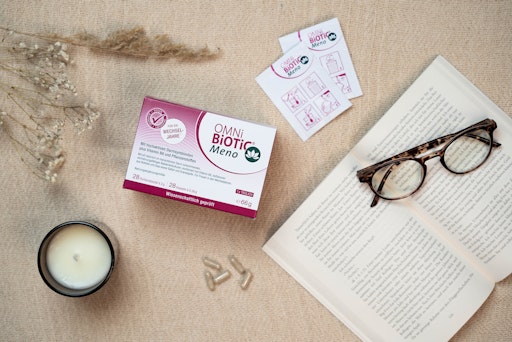 OMNi-BiOTiC® Meno unterstützt Frauen in den Wechseljahren mit
einem einzigartigen Konzept, nämlich der Kombination aus spezifisch
ausgewählten Bakterienstämmen, Pflanzenstoffen und Vitamin B6.