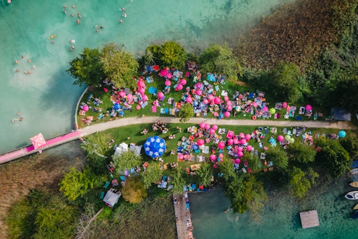 Das Herzstück der Pink Lake: der Beats Radio Beach Club auf der
Blumeninsel im Strandbad Pörtschach