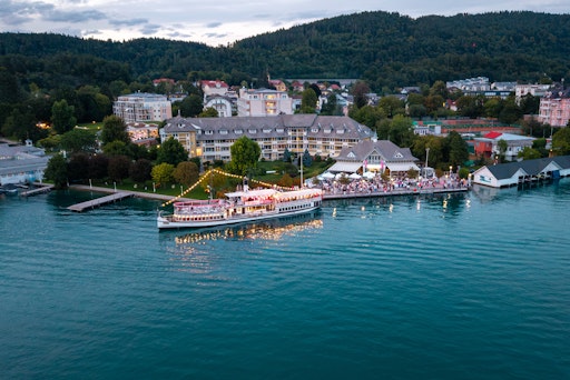 Vorschau Bild von Eine der beliebtesten Partys der Pink Lake Woche: die Boat Cruise
Party am Samstag