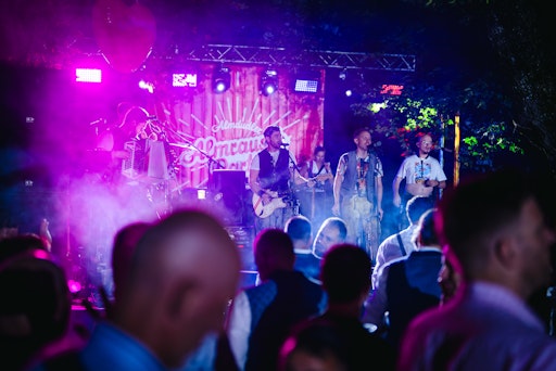 Vorschau Bild von Die Almdudler Almrausch Party im Hotel Schloss Leonstain mit den
Grabenland Buam