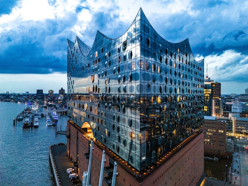 Success story of 10 years Elbphilharmonie Hamburg: annual
attendance at classical concerts in Hamburg has tripled. 7.4 million
people have attended 6,400 concerts, 29.5 million have visited the
Plaza (Photo: Elbphilharmonie/Thies Raetzke) // Weiterer Text über
ots und www.presseportal.de/nr/75051 / Die Verwendung dieses Bildes
für redaktionelle Zwecke ist unter Beachtung aller mitgeteilten
Nutzungsbedingungen zulässig und dann auch honorarfrei.
Veröffentlichung ausschließlich mit Bildrechte-Hinweis.