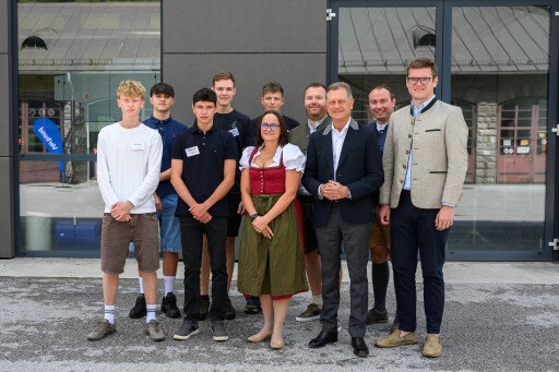 Die Lehrlinge aus Kaprun mit Werksgruppenleiterin Tanja Janisch Breuer, Ausbildungsleiter Manuel Stadler, VERBUND-Wasserkraftgeschäftsführer Michael Amerer, Bürgermeister Domenik David und Energielandesrat Maximilian Aigner (Fotograf: Johannes Wiedl; Bildrechte: VERBUND)