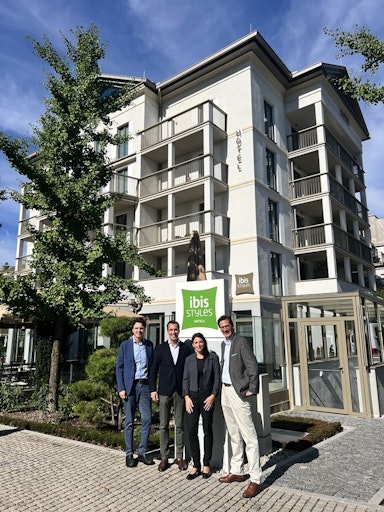 Vorschau Bild von vlnr: Bernd Hillebrand, geschäftsführende Gesellschafter und
Eigentümer von Hillebrand; Martin Winkler, Vorsitzender des
Vorstandes des VERKEHRSBUEROS; Vera Sasse, Hoteldirektorin; Yannick
Wagner, Deputy Chief Development Officer Europe & North Africa COO
Accor