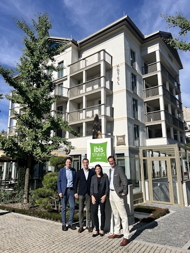 Vorschau Bild von vlnr: Bernd Hillebrand, geschäftsführende Gesellschafter und
Eigentümer von Hillebrand; Martin Winkler, Vorsitzender des
Vorstandes des VERKEHRSBUEROS; Vera Sasse, Hoteldirektorin; Yannick
Wagner, Deputy Chief Development Officer Europe & North Africa COO
Accor