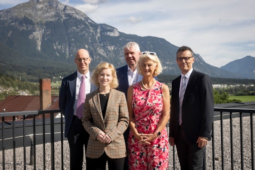 Bundesministerin Eva-Maria Holzleitner mit den Rektor:innen der
teilnehmenden Universitäten an dem interdisziplinären PhD-Programm
OHASIS