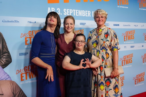 Vorschau Bild von (v.l.) Linn Bade, Jasmin Schwiers, Antonia Riët und Viola Jäger
bei der NRW-Premiere von DAS GEWISSE ETWAS in Köln (Foto: Maurice
Gramatke/Getty Images/ PR for Constantin Film) // Weiterer Text über
ots und www.presseportal.de/nr/12946 / Die Verwendung dieses Bildes
für redaktionelle Zwecke ist unter Beachtung aller mitgeteilten
Nutzungsbedingungen zulässig und dann auch honorarfrei.
Veröffentlichung ausschließlich mit Bildrechte-Hinweis.