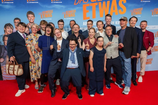 (v.l.) Timon Heinzl, Viola Jäger, Lorenzo Germeno, Linn Bade,
Paul Kögler, Simon Rupp, Frangiskos Kakoulakis, Patrick Zorer,
Florian Lukas, Ferdinand Kuner, Jasmin Schwiers, Antonia Riet, Max
von der Groeben, Luca Davidhaimann, Jan Bobke, Marc Rothemund,
Martin Bachmann und Sven Harjes bei der NRW-Premiere von DAS GEWISSE
ETWAS in Köln (Foto: Maurice Gramatke/Getty Images/ PR for
Constantin Film) // Weiterer Text über ots und
www.presseportal.de/nr/12946 / Die Verwendung dieses Bildes für
redaktionelle Zwecke ist unter Beachtung aller mitgeteilten
Nutzungsbedingungen zulässig und dann auch honorarfrei.
Veröffentlichung ausschließlich mit Bildrechte-Hinweis.