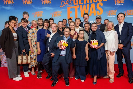 Vorschau Bild von (v.l.) Beatrice Osuji, Timon Heinzl, Viola Jäger, Lorenzo
Germeno, Linn Bade, Simon Rupp, Paul Kögler, Florian Lukas, Patrick
Zorer, Frangiskos Kakoulakis, Ferdinand Kuner, Jasmin Schwiers, Max
von der Groeben, Antonia Riet, Luca Davidhaimann, Jan Bobke,
Christine Berg, Marc Rothemund, Sven Harjes, Isabell Krolla, Martin
Bachmann bei der NRW-Premiere von DAS GEWISSE ETWAS in Köln (Foto:
Maurice Gramatke/Getty Images/ PR for Constantin Film) // Weiterer
Text über ots und www.presseportal.de/nr/12946 / Die Verwendung
dieses Bildes für redaktionelle Zwecke ist unter Beachtung aller
mitgeteilten Nutzungsbedingungen zulässig und dann auch honorarfrei.
Veröffentlichung ausschließlich mit Bildrechte-Hinweis.