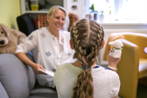 Kinderanwaltliche Vertrauensperson Manuela Brendel MA mit Kind.