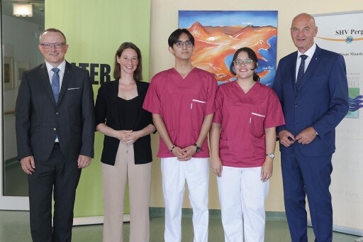 57 kolumbianische Pflegekräfte starten im heurigen Jahr in den Alten- und Pflegeheimen der oberösterreichischen Sozialhilfeverbände; Bezirkshauptmann Mag. Werner Kreisl, Anna Ferihumer B.A., Geschäftsführerin ALTER OÖ - Pflege- und BetreuungsManagement GmbH und Sozial-Landesrat Dr. Christian Dörfel mit kolumbianischen Pflegekräften.