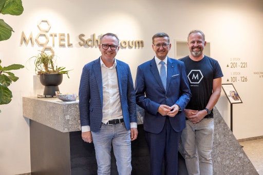 v.l. : Geschäftsführer Willi Sickinger, Wirtschafts-Landesrat Markus Achleitner und Geschäftsführer Harald Sickinger