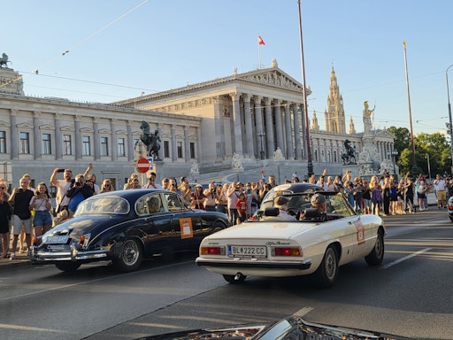 Ringrunde von rund 200 Oldtimern im Rahmen der Vienna Classic
Days. Jaguar und Alfa Romeo vor der Kulisse des österreichischen
Parlaments. Tausende Zuschauer säumten begeistert die Wiener
Ringstraße.