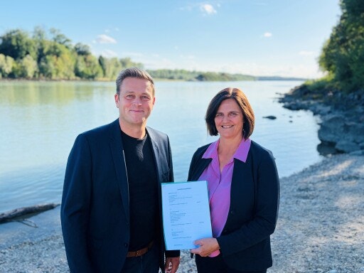 Landesrat Stefan Kaineder übergab den Fördervertrag für den Hochwasserschutz in Ottensheim an Bürgermeisterin Maria Hagenauer.