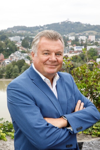 Landesrat Günther Steinkellner: „Die Umfahrung Weyer hält, was sie versprochen hat. Bereits ein Jahr nach der Inbetriebnahme sehen wir eine massive Entlastungswirkung: weniger Verkehr im Ortszentrum und damit eine spürbare Verbesserung für den Ort.“