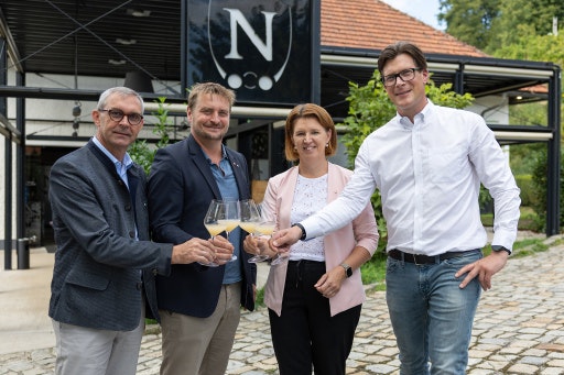 v.l.: LK OÖ Präsident Franz Waldenberger, Oö. Weinbaupräsident Leo Gmeiner, Agrar-Landesrätin Michaela Langer-Weninger und Winzer Karl Velechovsky.