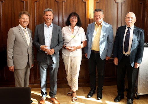 Das WBÖ-Präsidium im Austausch mit Landeshauptmann Fellner und
Bürgermeister Scheider über Initiativen des WBÖ anlässlich der
Weltbundtagung 2026 in Klagenfurt. Allen voran gilt die Beibehaltung
der Staatsbürgerschaft für Auslandsösterreicher im Falle der Annahme
einer weiteren als zentrale Forderung des WBÖ.