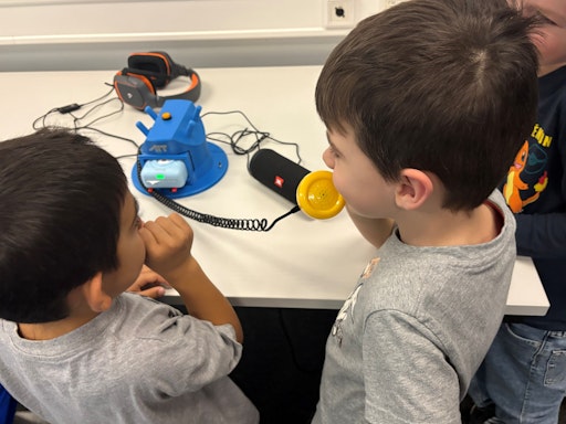 WISPER eröffnet eine spielerische und neue Dimension der
Sprachförderung im Kindergarten und unterstützt die Arbeit der
Sprachförderkräfte.