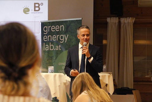Vorschau Bild von Klemens Marx, Managing Director Green Energy Lab, bei der
Moderation des Executive Roundtables in Alpbach 2026