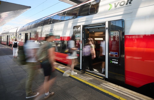 Fahrgäste steigen in VOR-gebrandeten ÖBB-Nahverkehrszug ein