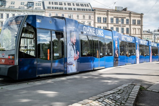 Diese Straßenbahn im Kampagnendesign wird in den kommenden
Monaten in Wien unterwegs sein.