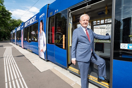 Vorschau Bild von ÖÄK-Präsident Johannes Steinhart bei der Präsentation der
gebrandeten Straßenbahn.