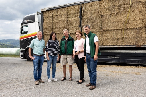 v.l.: Stv. Aufsichtsratsvorsitzender RWA Andreas Lidauer, Maria und Christian Friesenecker, Agrar-Landesrätin Michaela Langer-Weninger und Agrarbereichsleiter MR OÖ Roman Braun.